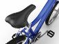 Close-up van een blauwe kinderfiets met een zwart zadel en pedalen.