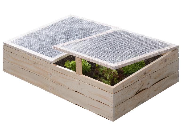 Houten verhoogde moestuinbak met transparante netoverkapping en groene sla.