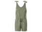 Een groene jumpsuit met een V-hals en strikjes aan de schouders.