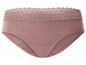 Een roze onderbroek met kant.