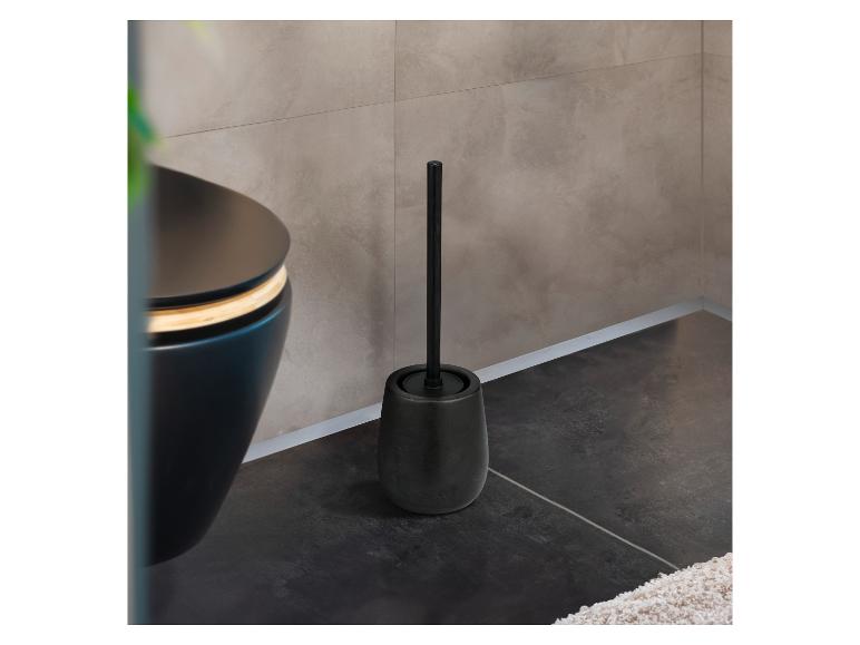 Zwarte toiletborstel in een moderne badkamer.