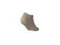 Een beige enkelsok met maat 39-42 op de zool.