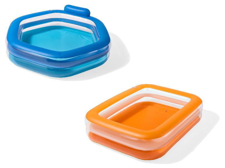 Twee opblaasbare zwembaden, één blauw en één oranje, op een witte achtergrond.