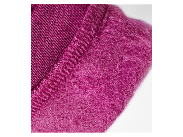 Close-up van een donkerpaarse gebreide trui.