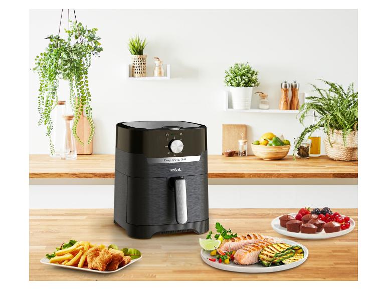Tefal Easy Fry & Grill airfryer op een aanrecht met diverse bereide gerechten