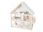 Houten poppenhuis met meubels en poppen.