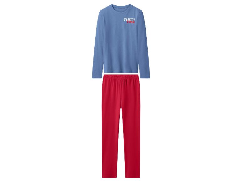 Blauwe pyjama met lange mouwen en rode broek met de tekst 'FAMILY TIME'.