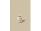 Een kleine beige keramische vaas op een beige achtergrond