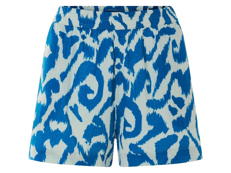 Blauwe shorts met luipaardprint, zomerse stijl.