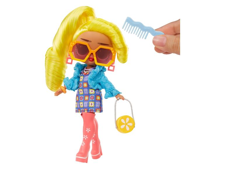 Een LOL Surprise pop met een borstel en een tas.