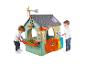 Twee kinderen spelen met een groene speelhuis met een Feber Eco House-thema.
