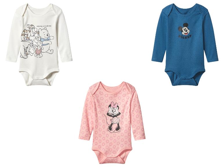 Drie babyrompertjes: wit met Winnie de Poeh, blauw met Mickey Mouse, roze met Minnie Mouse.