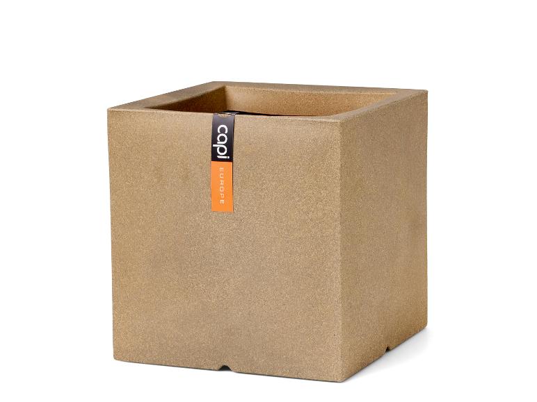 Vierkante zandkleurige plantenbak met etiket.