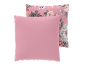 Roze kussen met bloemenpatroon en een effen roze kussen.
