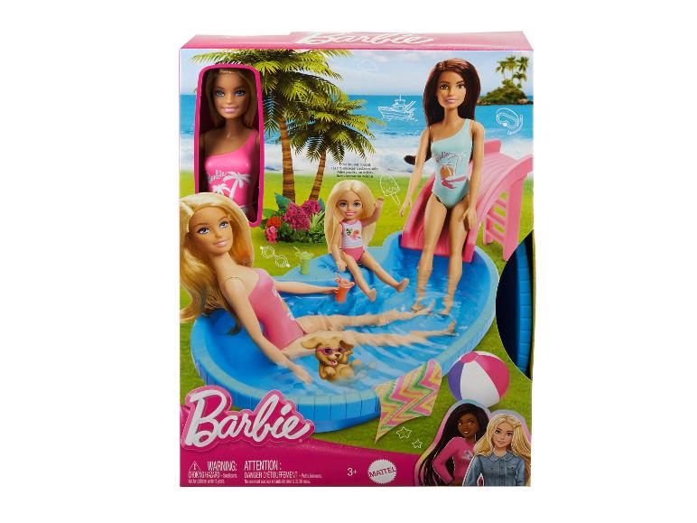 Barbie poppenset met zwembad, glijbaan en hond, met een blonde pop in een roze badpak.