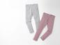 Twee paar leggings, een grijze en een roze.