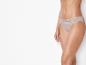 Beige onderbroek met kantdetail.