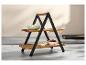 Tweelaags houten serveerblad met noten en gedroogde tomaten