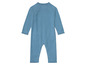 Een blauwe gebreide romper voor baby's.