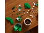 Verspreide groene and witte plastic bouwstenen op een houten tafel.