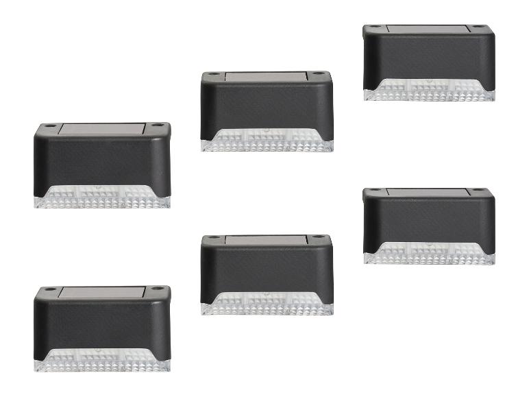 Zes zwarte solar buitenlampen met een gestructureerd oppervlak en geribbelde lens.