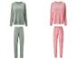 Twee sets dames velours pyjama's: één saliegroen en één roze met witte stippen.