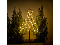 Lichtgevende metalen kerstboom met warme LED-verlichting, omringd door kleine dennenbomen.