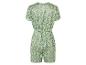 Kort jumpsuit met een geometrisch groen en blauw patroon.