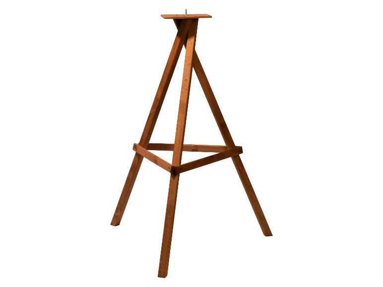 Houten driepootstandaard met een metalen schroef bovenaan, geïsoleerd op een witte achtergrond.