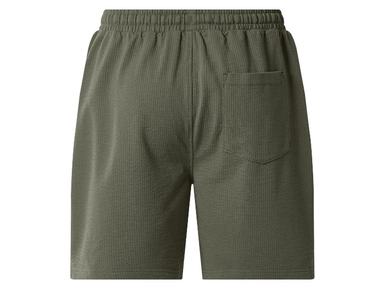 Groene sweatshorts met elastische tailleband en achterzak.