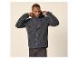 Man in grijs fleecevest met capuchon en zwarte jeans.