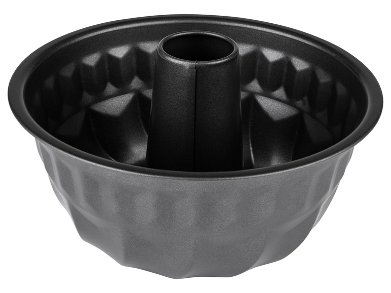 Een donkere, gegolfde bakvorm voor cake.