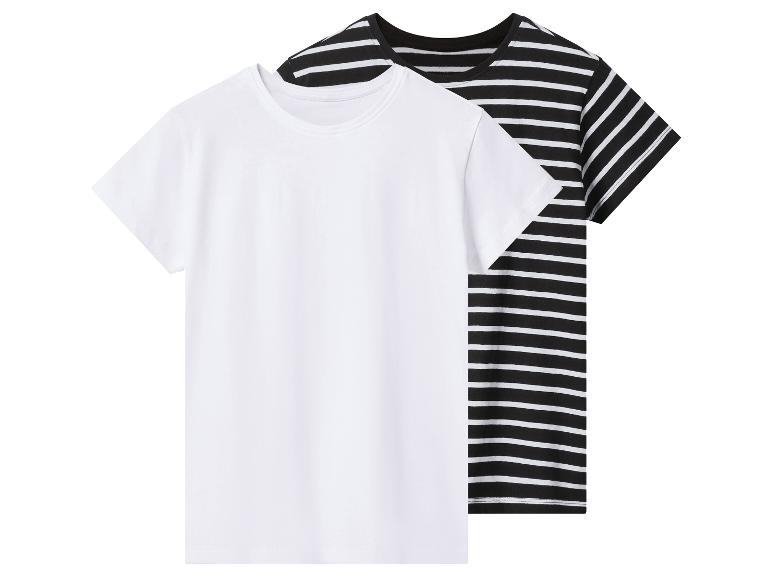 Twee T-shirts met korte mouwen, één wit en één zwart met witte strepen.