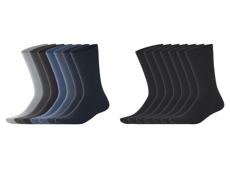 Twee pakken herensokken: één met grijze en blauwe tinten, de andere met zwarte sokken.