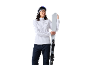 Vrouw in witte fleece, donkere skibroek en skibril, met ski's.