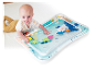 Baby speelt met een watermat met zeedieren thema.