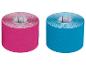 Twee rollen kinesiologietape: één fuchsia en één blauw
