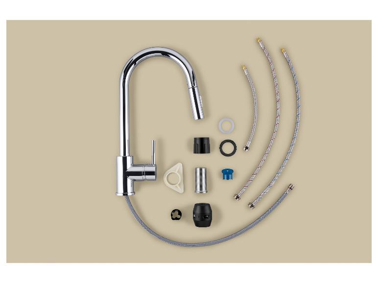 Gedemonteerde keukenkraan met accessoires op een beige achtergrond.