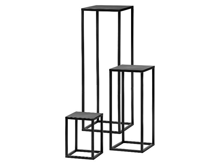 Set van drie zwarte metalen sokkels in verschillende hoogtes
