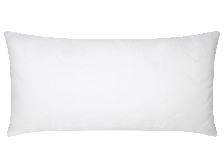 Wit rechthoekig kussen met gewatteerd golfpatroon