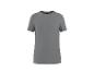 Effen grijs T-shirt met korte mouwen, een zwart label in de nek en een klein rood label op de zoom.