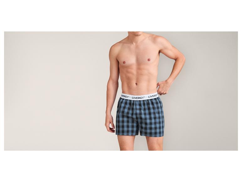 Man met blauwe en zwarte geruite boxershorts van Livergy.
