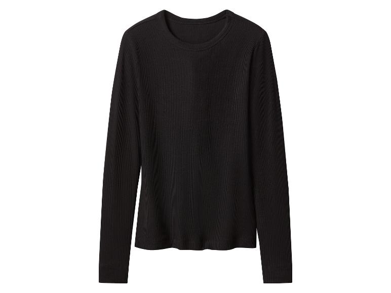 Zwart geribbeld T-shirt met lange mouwen op een witte achtergrond.