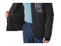 Heren zwart ski-jack met blauwe broek, open, binnenkant zichtbaar.