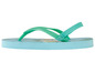 Blauwe slippers met groene bandjes en een tropisch printje.