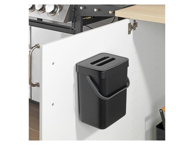 Een zwarte Brabantia prullenbak gemonteerd in een keukenkastje.