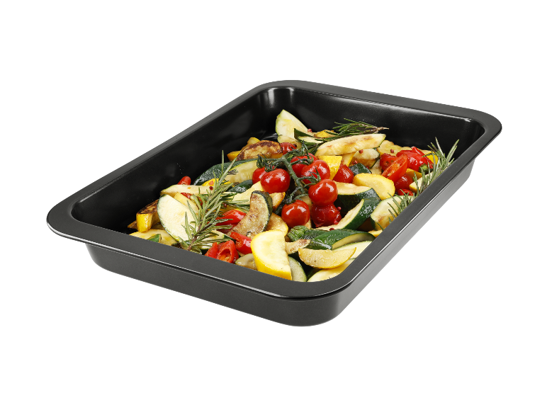 Geroosterde groenten in een zwarte bakvorm.