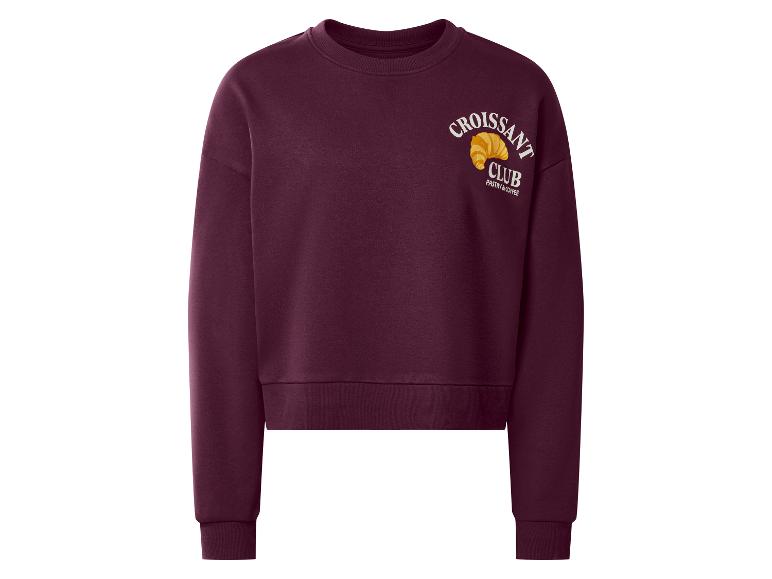 Bordeauxrode sweatshirt met een 'Croissant Club' logo en een croissantafbeelding.
