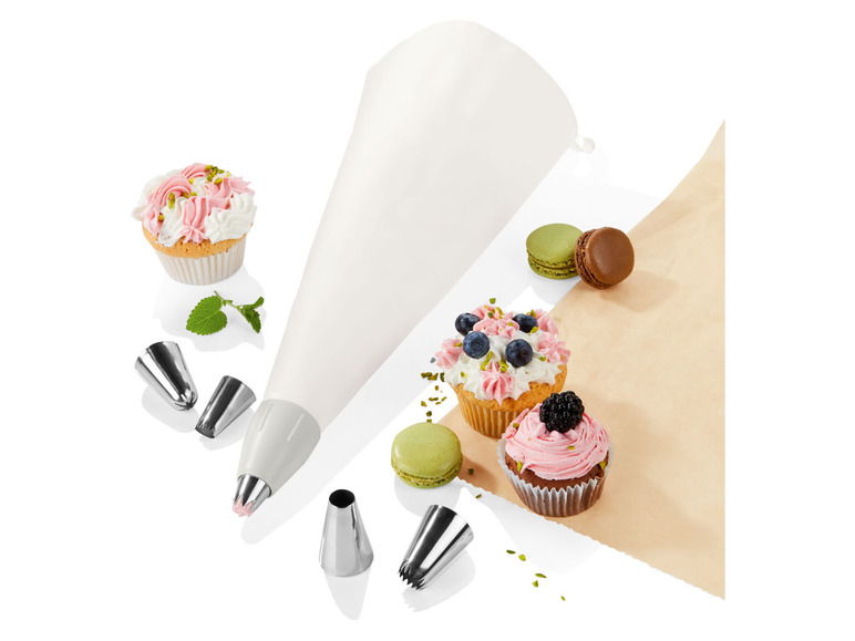 Bakspuit met spuitmondjes, cupcakes en macarons.