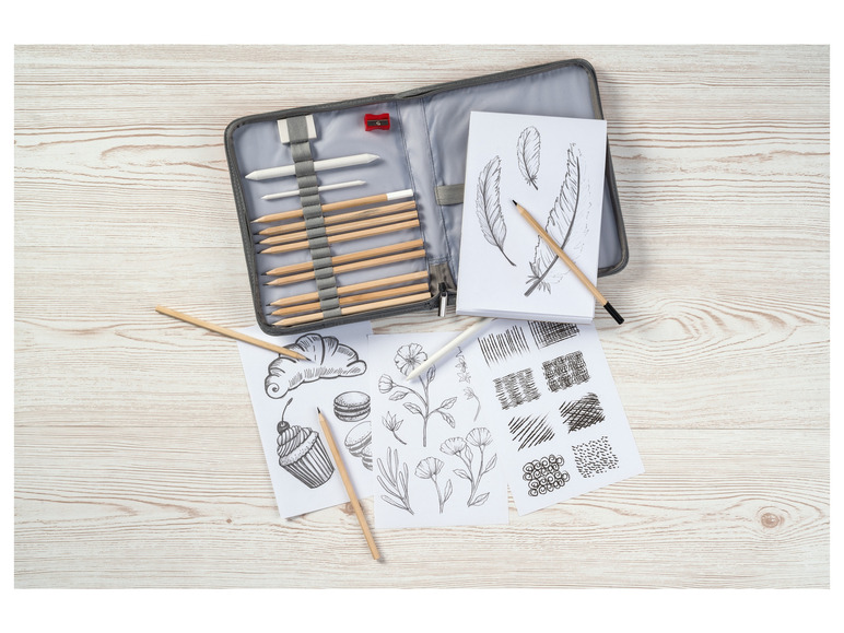Potloden, gummen en schetspapier met tekeningen van veren, bloemen en desserts.